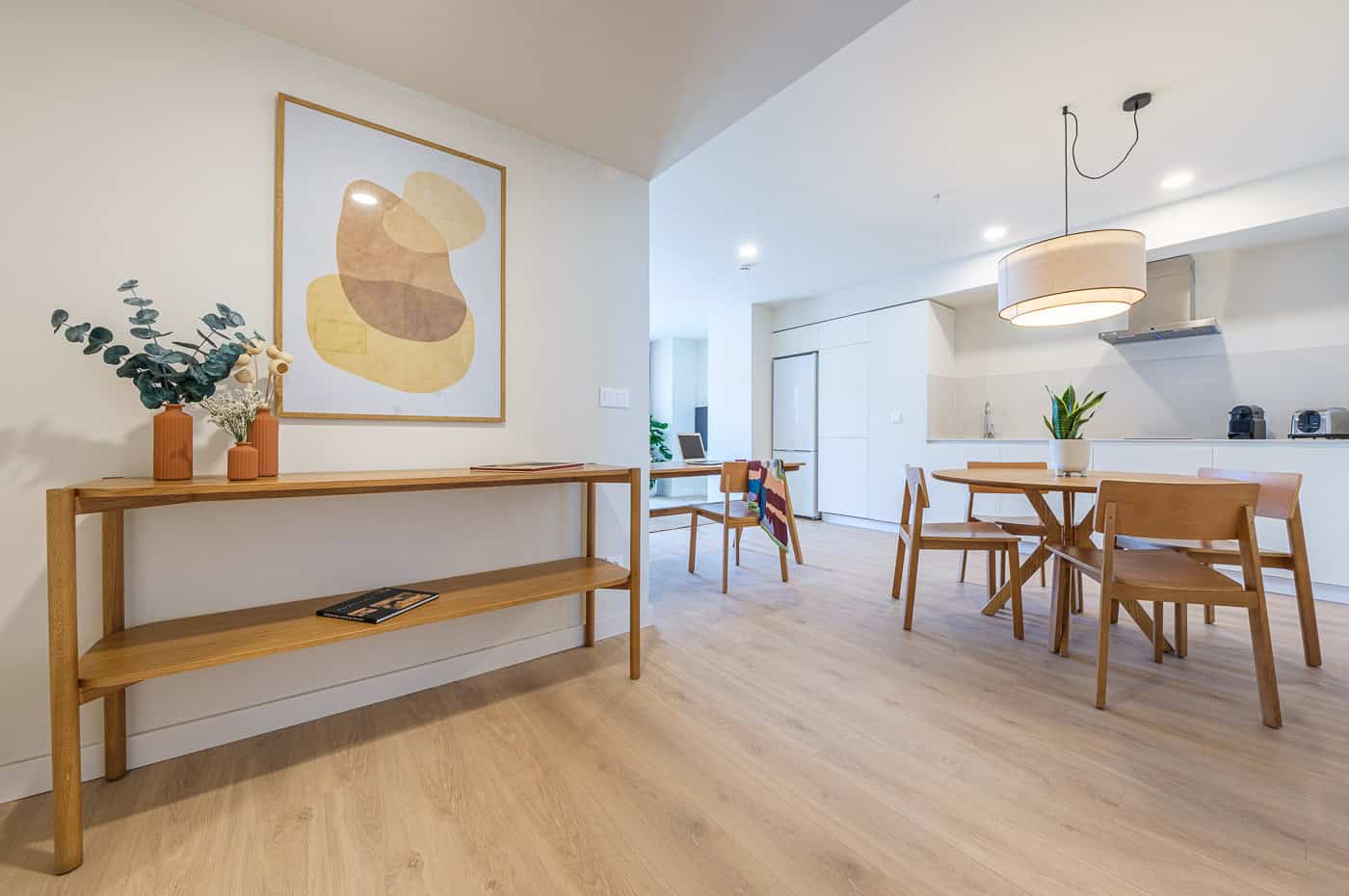 Interior moderno de apartamento con comedor y sala de estar minimalista.